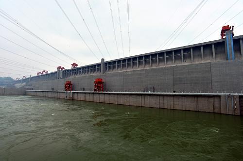 這是2013年9月8日拍攝的湖北宜昌三峽左岸電廠外景。2013年上半年三峽電站共出現(xiàn)7次非計劃停機,較2012年同期有所增加。對此機電專家解釋,電廠出現(xiàn)“非停”屬正?,F(xiàn)象,尤其是擁有較多“嬰兒調(diào)整期”發(fā)電機組的三峽電廠,隨著今后這些機組逐步磨合成熟,三峽電廠“非停”也會減少。 發(fā)電機組非計劃停機也稱“非停”,是指發(fā)電系統(tǒng)處于不可用而又不是計劃停運的狀態(tài),是對每一個發(fā)電廠安全生產(chǎn)、技術(shù)水平的重要考驗。數(shù)據(jù)顯示,2013年上半年,三峽電廠“非停”7次,與2012年全年“非停”9次相比,有一定程度的增加。新華社發(fā)(鄭家裕 攝)