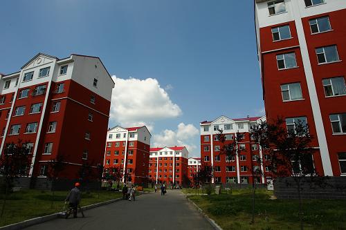 這是位于吉林省白山市江源區(qū)的“綠色家園”小區(qū)一角(8月23日攝)。廣廈千萬(wàn)間,寒士俱歡顏——近日,記者走進(jìn)吉林省棚改區(qū),記錄了這里百姓生產(chǎn)生活的巨大變化,分享了他們的喜悅和夢(mèng)想。吉林省住房和城鄉(xiāng)建設(shè)廳的統(tǒng)計(jì)數(shù)據(jù)顯示,截至2012年底,全省共改造各類棚戶區(qū)147.08萬(wàn)戶、9434.8萬(wàn)平方米,完成投資1479.51億元,并帶動(dòng)相關(guān)產(chǎn)業(yè)增加投資3000多億元。全省還有各類棚戶區(qū)住戶88.05萬(wàn)戶、5564萬(wàn)平方米,根據(jù)吉林省的計(jì)劃,這些棚戶區(qū)將在5年內(nèi)改造完畢。新華社記者 呂迅 攝