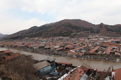 這是吉林省白山市江源區(qū)的“綠色家園”小區(qū)棚改前的景象(資料照片,2010年4月15日攝)。新華社記者 呂迅 攝
