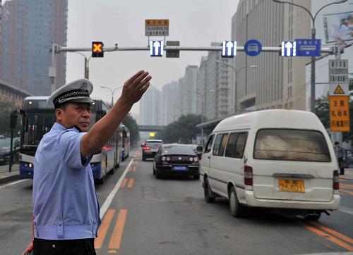9月12日晚高峰時(shí)段,交警在北京市朝陽(yáng)路引導(dǎo)機(jī)動(dòng)車使用潮汐車道。當(dāng)日,北京第一條潮汐車道開通啟用。每天晚高峰期間(17時(shí)至20時(shí)),交管部門把朝陽(yáng)路試點(diǎn)路段進(jìn)城方向主路的一條社會(huì)車道改為出城方向機(jī)動(dòng)車使用,只允許小客車由西向東直行,禁止轉(zhuǎn)向。其余時(shí)段,朝陽(yáng)路主路正常通行。據(jù)介紹,朝陽(yáng)路交通流具有潮汐特點(diǎn),晚高峰時(shí)段出城方向流量比進(jìn)城方向每小時(shí)流量多600輛至700輛,出城方向擁堵排隊(duì)較明顯,且路網(wǎng)具備分流條件,因此北京交管部門將朝陽(yáng)路作為北京首條潮汐車道的試點(diǎn)路段。新華社記者 李文 攝