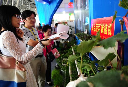 9月13日,在安徽國際會展中心,參展商為參觀者介紹新穎的陽臺蔬菜栽植機。新華社發(fā)(虞俊杰 攝)