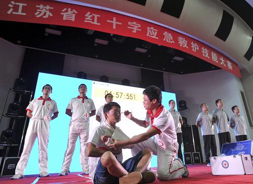 9月14日,選手在江蘇省首屆紅十字應(yīng)急救護(hù)技能大賽上救護(hù)“傷員”。新華社發(fā)