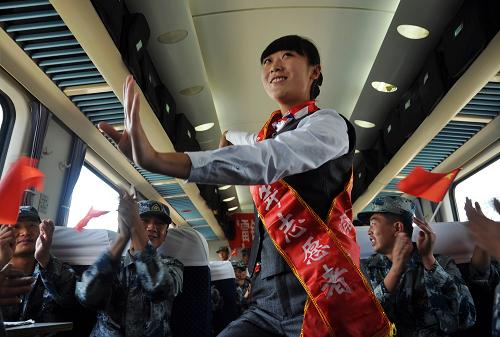 9月14日,在K862次列車上,蘭州鐵路局蘭州客運(yùn)段“退伍軍人”列車員王樺(前)給新兵表演節(jié)目。當(dāng)日,由蘭州開(kāi)往漢口的K862次列車上,蘭州鐵路局蘭州客運(yùn)段的“退伍軍人”列車員們和當(dāng)次列車上的300多名新兵一起,舉辦了一場(chǎng)別開(kāi)生面的“綠色軍營(yíng)我的夢(mèng)”聯(lián)歡活動(dòng),讓新兵們?nèi)胛榈穆贸躺蠚g歌笑語(yǔ)不斷。新華社發(fā)(溫華 攝)