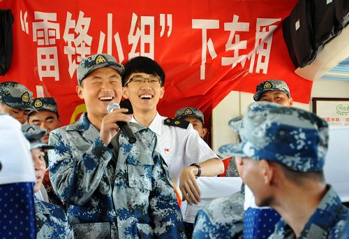 9月14日,在K862次列車上,入伍新兵演唱軍旅歌曲。新華社發(fā)(溫華 攝)