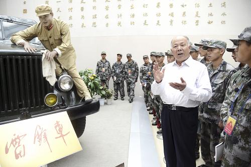 9月14日,“編外雷鋒團(tuán)”團(tuán)長、雷鋒團(tuán)第九任團(tuán)長宋青梅在雷鋒紀(jì)念館為新兵講述雷鋒的故事。當(dāng)日,沈陽軍區(qū)雷鋒生前所在部隊(duì)迎來從河南省鄧州市“編外雷鋒團(tuán)”子弟中應(yīng)征入伍的30名新兵。這是自2003年以來,“編外雷鋒團(tuán)”送出的第五批新兵,目前累計(jì)已有380人光榮地成為了“雷鋒”的戰(zhàn)友。新華社發(fā)(蓋旭輝 攝)