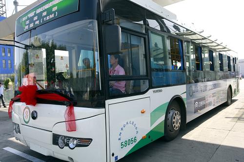 9月14日,一名司機駕駛公交車在參賽出發(fā)點準備出發(fā)。當日,“2013全國公交駕駛員節(jié)能技術(shù)大賽”在天津市濱海新區(qū)空港經(jīng)濟區(qū)開賽。來自全國38個城市的40家公交公司的汽車駕駛高手匯聚天津,進行節(jié)能操作技術(shù)水平大比拼。參賽選手分別駕駛柴油動力、天然氣動力及油電混合動力車型,完成4公里賽程要求的規(guī)定動作考驗,爭做節(jié)能技術(shù)明星。新華社記者 李明放 攝