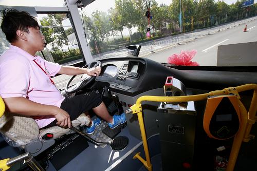9月14日,一名公交車司機在駕駛一輛天然氣動力公交車參賽。新華社記者 李明放 攝