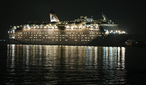 這是滯留在韓國濟(jì)州島的中國豪華郵輪“海娜號”。新華社/韓聯(lián)社