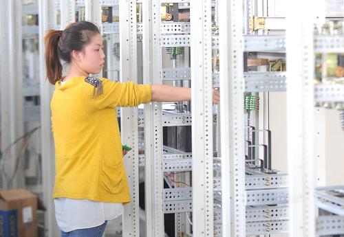 9月15日,香河一家電氣公司的工人在組裝高低壓配電機(jī)柜。河北省香河縣鈑金行業(yè)經(jīng)過近20年的發(fā)展,逐步形成了集群優(yōu)勢(shì),該縣渠口鎮(zhèn)是我國北方鈑金產(chǎn)品集散地之一。2008年,渠口鈑金園區(qū)被河北省省科技廳正式命名為“河北省機(jī)械鈑金特色產(chǎn)業(yè)基地”。截至2012年底,渠口鎮(zhèn)鈑金制造企業(yè)共有350家,完成工業(yè)總產(chǎn)值8.2億元,銷售收入6.4億元。新華社記者 李曉果 攝