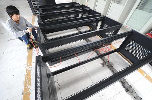 9月15日,香河一家電氣公司的工人在沖壓配電機(jī)柜組件。新華社記者 李曉果 攝