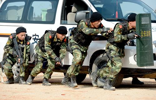 9月16日,福建省公安邊防部隊(duì)官兵在進(jìn)行處突演練。當(dāng)日,福建省公安邊防部隊(duì)在漳州舉行大規(guī)模射擊、擒拿、特種戰(zhàn)術(shù)、搶險(xiǎn)救援等課目的應(yīng)急處突演練,以提高應(yīng)對各種突發(fā)事件和搶險(xiǎn)救災(zāi)的能力。新華社記者 張國俊 攝