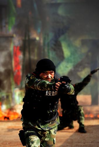 9月16日,福建省公安邊防部隊(duì)?wèi)?zhàn)士在進(jìn)行處突演練。新華社記者 張國俊 攝
