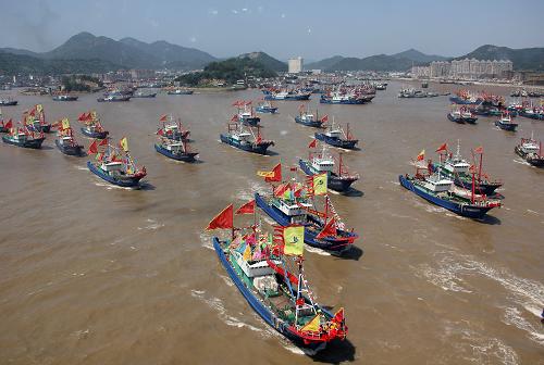 9月16日,大批漁船從浙江寧波市象山縣石浦漁港出海捕魚。當(dāng)日,第十六屆中國(guó)(象山)開漁節(jié)在浙江寧波市象山縣石浦鎮(zhèn)開幕。隨著銅鑼的鳴響,東海伏季休漁結(jié)束,漁民迎來開漁。2000余艘漁船從象山縣石浦漁港出發(fā),揚(yáng)帆起航出海捕魚。新華社發(fā)(索向魯 攝)