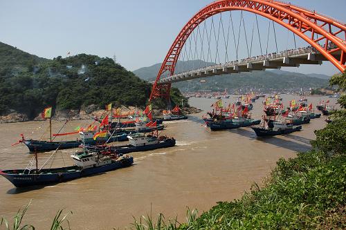 9月16日,大批漁船從浙江寧波市象山縣石浦漁港出海捕魚。