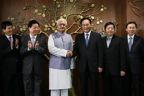 9月16日,在印度首都新德里,中國(guó)國(guó)務(wù)院新聞辦公室主任蔡名照(右三)、印度外長(zhǎng)胡爾希德(左三)等在首屆中印媒體高峰論壇開幕式上合影。新華社記者 鄭煥松 攝