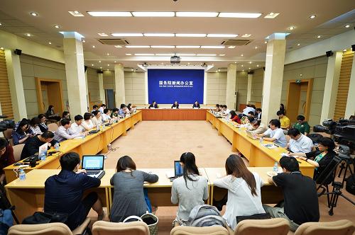 9月16日,國務(wù)院新聞辦公室舉行吹風(fēng)會,邀請國務(wù)院研究室信息司司長楊書兵和國家統(tǒng)計局新聞發(fā)言人、國民經(jīng)濟(jì)綜合統(tǒng)計司司長盛來運解讀李克強(qiáng)總理在2013夏季達(dá)沃斯論壇的特別致辭,介紹中國當(dāng)前經(jīng)濟(jì)形勢和有關(guān)經(jīng)濟(jì)措施,并回答記者提問。新華社記者 李鑫 攝