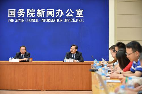 9月16日,國務(wù)院新聞辦公室舉行吹風(fēng)會,邀請國務(wù)院研究室信息司司長楊書兵和國家統(tǒng)計局新聞發(fā)言人、國民經(jīng)濟(jì)綜合統(tǒng)計司司長盛來運解讀李克強(qiáng)總理在2013夏季達(dá)沃斯論壇的特別致辭,介紹中國當(dāng)前經(jīng)濟(jì)形勢和有關(guān)經(jīng)濟(jì)措施,并回答記者提問。新華社記者 李鑫 攝
