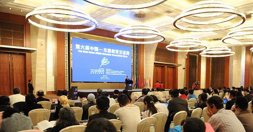 這是第六屆中國—東盟教育交流周開幕式現(xiàn)場。9月16日,第六屆中國—東盟教育交流周在貴陽開幕,將開展“中國—東盟教育合作與交流論壇”“中國—東盟文化共生與包容性研討會”“我的東盟與中國——多媒體藝術(shù)展”“中國—東盟創(chuàng)新藥物研發(fā)研討會”等一系列活動。此次交流周主題為“務(wù)實合作,和諧發(fā)展,共創(chuàng)繁榮”,將持續(xù)到至9月22日。新華社記者 陶亮 攝
