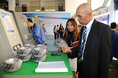 9月16日,一位來自東南亞教育部長組織的代表在中國—東盟職業(yè)教育成果展上參觀。新華社記者 陶亮 攝