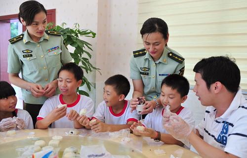 9月16日,小朋友在與邊檢警官一起制作手工月餅。當(dāng)日,福州市馬尾區(qū)陽(yáng)光學(xué)院6名在2008年汶川地震中失去親人的小朋友來(lái)到福州邊檢站,與邊檢官兵們一起舉行“迎中秋 相聚警營(yíng)”主題活動(dòng),讓他們感受節(jié)日溫情。這6名孩子在地震中失去自己的至親,被福州市馬尾區(qū)陽(yáng)光學(xué)院收養(yǎng)至今。新華社記者 魏培全 攝