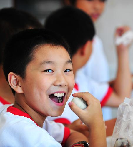 9月16日,任星鑫小朋友準(zhǔn)備品嘗自己親手制作的冰皮月餅。新華社記者 魏培全 攝