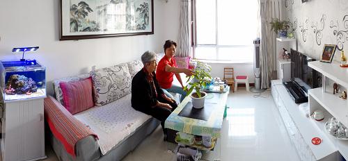 門頭溝區(qū)居民霍慶國(guó)(紅衣者)在寬敞明亮的安置房?jī)?nèi)會(huì)客(9月16日攝)。門頭溝區(qū)位于北京西部山區(qū),由于該地區(qū)礦山密集遺留下了大批棚戶區(qū),成了北京市棚戶區(qū)改造的重點(diǎn)地區(qū)。在棚戶區(qū)改造工作中,門頭溝區(qū)采取了“企業(yè)建設(shè)、政府回購(gòu)”的融資新模式。2012年,基本完成石門營(yíng)、石泉等5個(gè)地塊230萬(wàn)平方米安置房建設(shè),累計(jì)交付145個(gè)樓座11736套安置房,實(shí)現(xiàn)入住6423戶。2013年,該區(qū)啟動(dòng)新棚改項(xiàng)目100萬(wàn)平方米安置房建設(shè)工作,確保到2014年完成全部棚改安置房建設(shè)任務(wù)。在做好保障性住房建設(shè)的同時(shí),門頭溝區(qū)還加強(qiáng)了安置小區(qū)的基礎(chǔ)設(shè)施建設(shè)、水環(huán)境治理、綠化美化等四項(xiàng)工作,進(jìn)一步加強(qiáng)了就業(yè)增收、轉(zhuǎn)居社保、低保救助、便民服務(wù)、教育、衛(wèi)生等六項(xiàng)便民服務(wù)工程,著力解決搬遷安置區(qū)群眾實(shí)際生活困難,讓搬遷居民快樂(lè)生活。新華社記者 李欣 攝