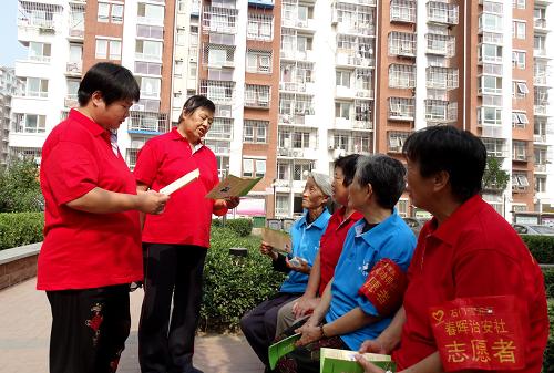 居民志愿者在門頭溝區(qū)新建的石門營(yíng)小區(qū)內(nèi)學(xué)習(xí)燃?xì)獍踩R(shí)。新華社記者 李欣 攝