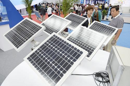 9月17日,參展商在中鋁能源展位了解太陽(yáng)能發(fā)電相關(guān)技術(shù)。在寧夏銀川市舉辦的2013中阿博覽會(huì)上,新能源展臺(tái)成為各參展商關(guān)注的焦點(diǎn)。來(lái)自敘利亞、伊朗、沙特阿拉伯、阿聯(lián)酋等30多個(gè)國(guó)家和地區(qū)的800家展商集中展示了在天然氣、風(fēng)能、太陽(yáng)能等領(lǐng)域的技術(shù)與設(shè)備,以及能源化工的發(fā)展成就,為中阿合作發(fā)展綠色能源產(chǎn)業(yè)并推動(dòng)雙方的可持續(xù)發(fā)展起到了橋梁紐帶作用。新華社記者 王鵬 攝