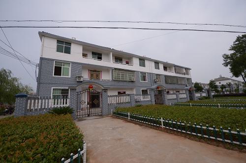 這是羅鋪墾殖場內墾民居住的新房(8月30日攝)。推進城鎮(zhèn)化與農業(yè)現代化是我國實現現代化的重大戰(zhàn)略部署。江西農墾以一項民生工程挑起了現代化兩大任務。近年來,江西農墾利用危房改造的契機,統(tǒng)籌城鎮(zhèn)化、農業(yè)現代化協(xié)調互動,推動了新型城鎮(zhèn)化與農業(yè)現代化“齊頭并進”,形成棚戶區(qū)改造“江西農墾樣板”,為我國城鎮(zhèn)化和農業(yè)現代化提供了一條有效途徑。新華社記者 周密 攝