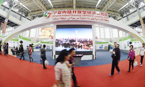 9月17日,在首屆中阿博覽會(huì)展會(huì)現(xiàn)場(chǎng),觀展者在參觀。當(dāng)日,首屆中阿博覽會(huì)迎來(lái)開(kāi)幕后的首個(gè)公眾開(kāi)放日,在擁有3000多個(gè)展位、共約5萬(wàn)平方米的展區(qū)內(nèi),不僅有科威特、約旦、馬來(lái)西亞等國(guó)的專(zhuān)題展館,還有來(lái)自全國(guó)各省區(qū)的展銷(xiāo)區(qū),豐富多彩的文化內(nèi)容和經(jīng)濟(jì)實(shí)惠的展銷(xiāo)商品吸引大批觀展者前來(lái)參觀選購(gòu)。新華社記者 王鵬 攝