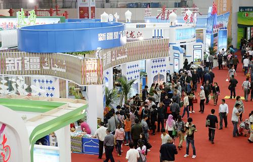 9月17日,在首屆中阿博覽會(huì)展會(huì)現(xiàn)場(chǎng),觀展者在各省區(qū)展館參觀選購(gòu)商品。新華社記者 王鵬 攝