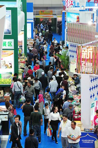 9月17日,在首屆中阿博覽會(huì)展會(huì)現(xiàn)場(chǎng),觀展者在各省區(qū)展館參觀選購(gòu)商品。新華社記者 彭昭之 攝