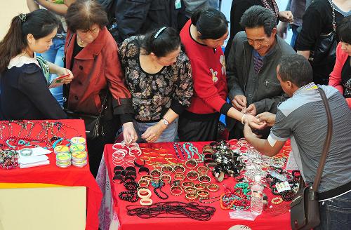 9月17日,在首屆中阿博覽會(huì)展會(huì)現(xiàn)場(chǎng),觀展者在選購(gòu)商品。新華社記者 彭昭之 攝