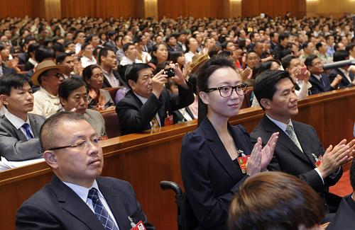 9月17日,中國殘疾人聯(lián)合會第六次全國代表大會在北京人民大會堂開幕。這是金晶(左二)代表在聽會。新華社記者 張鐸 攝