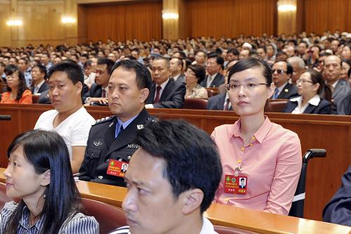 9月17日,中國殘疾人聯(lián)合會第六次全國代表大會在北京人民大會堂開幕。這是張麗莉(右一)代表在聽會。新華社記者 張鐸 攝