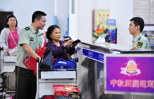 9月17日,這是來(lái)自臺(tái)灣云林縣的臺(tái)胞簡(jiǎn)素力女士(左三)在邊檢官兵幫助下快速通關(guān)。隨著中秋節(jié)臨近,“泉州-金門(mén)”航線迎來(lái)返鄉(xiāng)客流小高峰。為此,泉州邊檢站專門(mén)開(kāi)設(shè)“中秋團(tuán)圓通道”,加快臺(tái)胞通關(guān)速度。泉州邊檢站預(yù)計(jì)中秋節(jié)當(dāng)天將有近400名臺(tái)胞返鄉(xiāng)過(guò)節(jié)。2006年開(kāi)通的“泉金”客運(yùn)航線是繼“兩馬”“廈金”航線之后兩岸又一重要交流通道。據(jù)泉州邊檢站統(tǒng)計(jì),“泉金”航線自開(kāi)通以來(lái)已累計(jì)運(yùn)營(yíng)12538航次,運(yùn)送旅客551141人次,其中臺(tái)胞416752人次。新華社記者 魏培全 攝