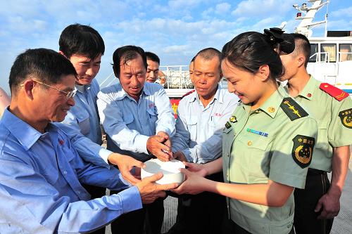 9月17日,泉州邊檢站、海警二支隊(duì)官兵與臺(tái)灣船員一起舉行閩南地區(qū)幾百年來(lái)獨(dú)有的中秋傳統(tǒng)活動(dòng)“博餅”。新華社記者 魏培全 攝