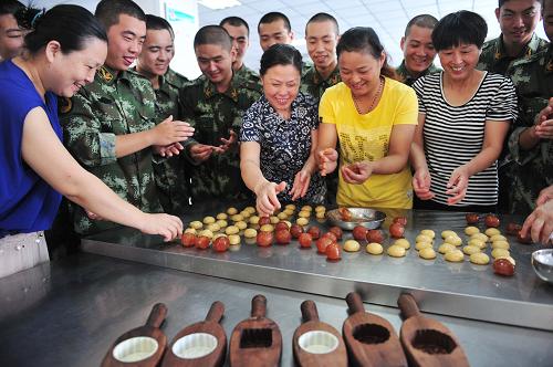 9月17日,安徽省合肥市蜀山區(qū)琥珀街道飛虹社區(qū)的10名“兵媽媽”教合肥支隊新訓(xùn)大隊的新戰(zhàn)士們做月餅。當(dāng)日,安徽省合肥市蜀山區(qū)琥珀街道飛虹社區(qū)的10名“兵媽媽”來到武警安徽總隊訓(xùn)練基地,現(xiàn)場教合肥支隊新訓(xùn)大隊的新戰(zhàn)士們做月餅,讓戰(zhàn)士學(xué)習(xí)月餅制作手藝,享受自己動手的快樂,在歡聲笑語中共迎中秋佳節(jié)的到來。新華社發(fā)(廖福安 攝)