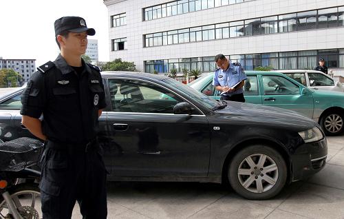 9月17日,民警在發(fā)還儀式現(xiàn)場(chǎng)核對(duì)追回的被盜、被騙車(chē)輛信息。當(dāng)日,上海寶山警方舉行被盜被騙物品集中發(fā)還儀式,對(duì)近期在專項(xiàng)破案會(huì)戰(zhàn)中繳獲的被盜被騙車(chē)輛、筆記本電腦、品牌手表等價(jià)值200余萬(wàn)元涉案財(cái)物進(jìn)行集中發(fā)還。新華社記者 凡軍 攝