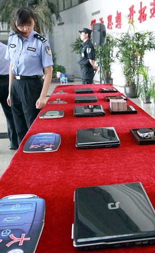 9月17日,民警在發(fā)還儀式現(xiàn)場(chǎng)展示追回的被盜、被騙物品。新華社記者 凡軍 攝