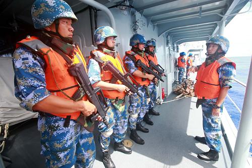 9月18日,在南太平洋某海域,中國海軍艦艇113編隊(duì)青島艦指揮組在演練中向臨檢小組下達(dá)登臨商船實(shí)施檢查任務(wù)。新華社記者查春明攝