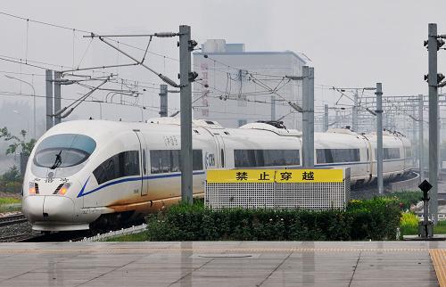 9月18日,一列京津城際動車組駛出北京南站。 2013年國慶黃金周旅客運(yùn)輸工作方案日前出臺。方案顯示,國慶黃金周鐵路運(yùn)輸期限為9月28日至10月7日,共計(jì)10天。全國鐵路預(yù)計(jì)發(fā)送旅客8100萬人,同比增加573萬人,日均發(fā)送810萬人,增長10.9%。 新華社發(fā)(楊寶森 攝)