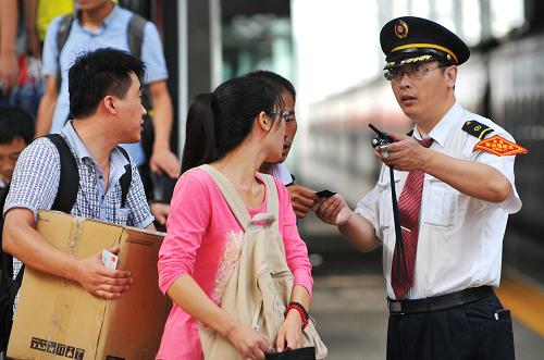 9月18日,天津站客運(yùn)服務(wù)人員為上車旅客提供引導(dǎo)服務(wù)。新華社發(fā)(楊寶森 攝)