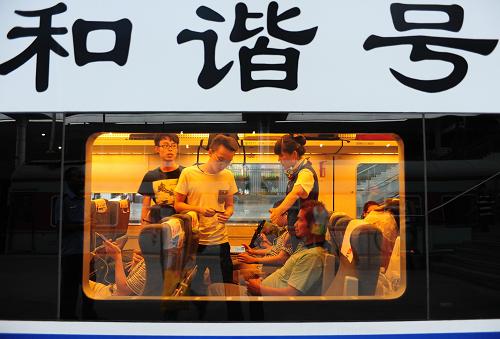 9月18日,乘務(wù)員在D6249動(dòng)車(chē)上幫助旅客尋找座位。 當(dāng)日,福州火車(chē)站迎來(lái)出行客流高峰。福州到廈門(mén)、龍巖、福鼎、溫州南共計(jì)21趟動(dòng)車(chē)車(chē)票全部售完。中秋節(jié)當(dāng)日上午時(shí)段的車(chē)票同樣銷(xiāo)售火爆,多趟車(chē)次車(chē)票也已售完。目前,福州火車(chē)站已經(jīng)做好增開(kāi)售票窗口的各項(xiàng)服務(wù)準(zhǔn)備工作。 新華社記者林善傳攝