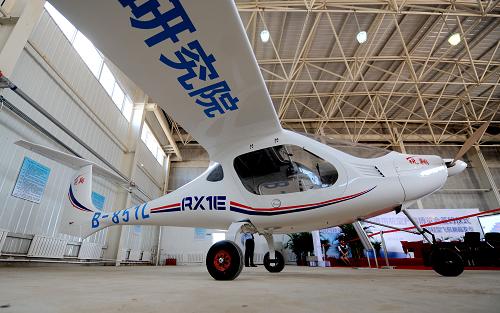 這是9月20日拍攝的RX1E銳翔雙座電動(dòng)輕型飛機(jī)。新華社發(fā)(張文魁 攝)