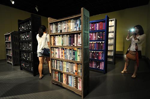 9月21日,參觀者在參觀展出的中國藝術(shù)家尹秀珍的作品《書架系列》。當(dāng)日,首屆杭州國際纖維藝術(shù)三年展在浙江美術(shù)館和中國絲綢博物館開幕,展覽共有來自16個(gè)國家的45位藝術(shù)家共計(jì)186件作品進(jìn)行展出,展期為兩個(gè)月。新華社記者 鞠煥宗 攝