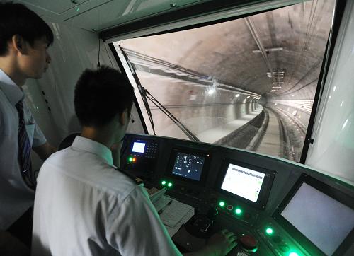 9月21日,司機(jī)駕駛蘇州軌道交通2號(hào)線列車(chē)在進(jìn)行試運(yùn)行。當(dāng)日,蘇州軌道交通2號(hào)線開(kāi)始為期3個(gè)月的試運(yùn)行,并將于12月28日正式開(kāi)通試運(yùn)營(yíng)。在試運(yùn)行期間將檢測(cè)全系統(tǒng)運(yùn)轉(zhuǎn)情況,以及人員、設(shè)備、各子系統(tǒng)等的磨合,期間穿插完成15項(xiàng)聯(lián)調(diào)和演練等項(xiàng)目。據(jù)悉,蘇州軌道交通2號(hào)線整體呈南北走向,起于京滬高鐵蘇州北站,終于吳中區(qū)迎春南路。線路全長(zhǎng)26.5公里,設(shè)站22座。2號(hào)線開(kāi)通后,將與1號(hào)線形成十字交叉成網(wǎng)運(yùn)營(yíng)。新華社發(fā)(杭興微 攝)