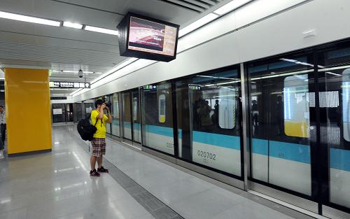 9月21日,一名記者在拍攝蘇州軌道交通2號(hào)線??空九_(tái)的試運(yùn)行列車(chē)。新華社發(fā)(杭興微 攝)
