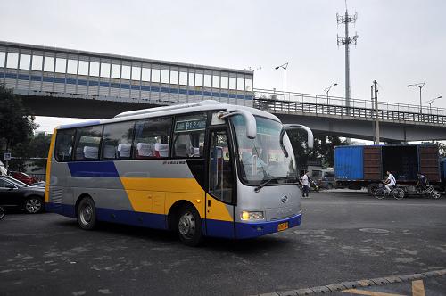 9月22日,一輛專12路駛回北京五道口公交場(chǎng)站。 當(dāng)日,北京公交專11路、專12路“微循環(huán)”線路開(kāi)通,與傳統(tǒng)十七八米的大型公交車相比,這兩條線路首次使用8米版“袖珍公交”,于工作日早晚高峰時(shí)段開(kāi)行,節(jié)假日停駛,執(zhí)行單一票制,無(wú)人售票。這種“袖珍公交”車小靈活,更適合在道路相對(duì)狹窄的小區(qū)路線行駛,主要是為了滿足市民出行“最后一公里”通公交的需求。 新華社發(fā)(王京生 攝)