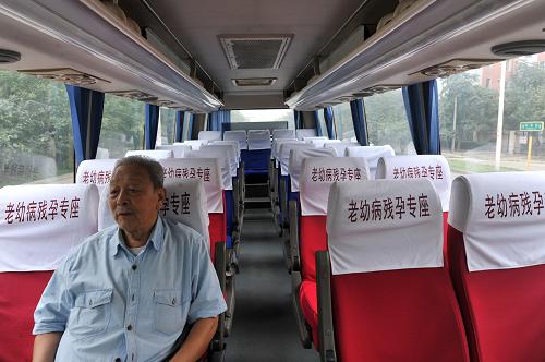 9月22日,一名乘客搭乘北京專12路公交車出行。新華社發(fā)(王京生 攝)